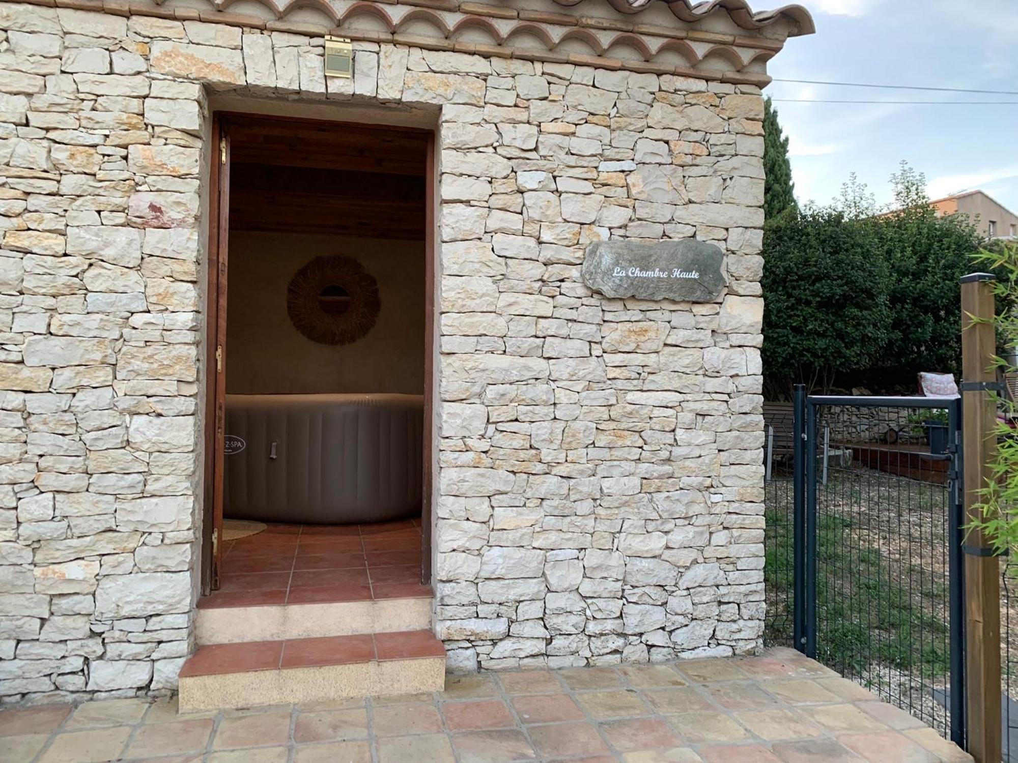 La Chambre Haute Et Son Spa Nimes Ngoại thất bức ảnh